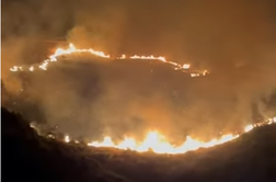 Zaradi požara v bližini Trogirja na delu kanader in 66 gasilcev