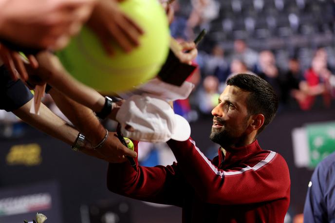 Novak Đoković | Novak Đoković je v petek po odhodu s teniškega igrišča v Rimu doživel bizarno nesrečo, zato se je danes preventivno opremil s čelado.  | Foto Reuters