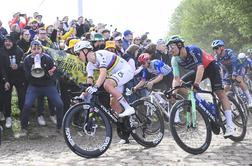 V živo: Pogačar v težavah, kaos na kockah