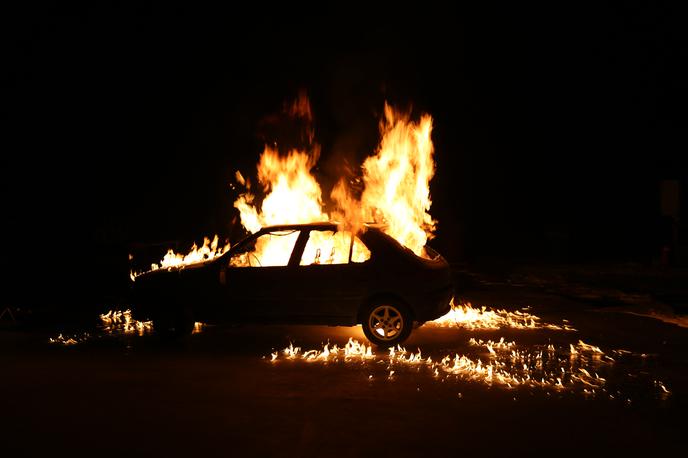 ogenj avtomobil napad goreč požar | Zagorela so štiri vozila, motorno kolo in del hiše.  | Foto Shutterstock