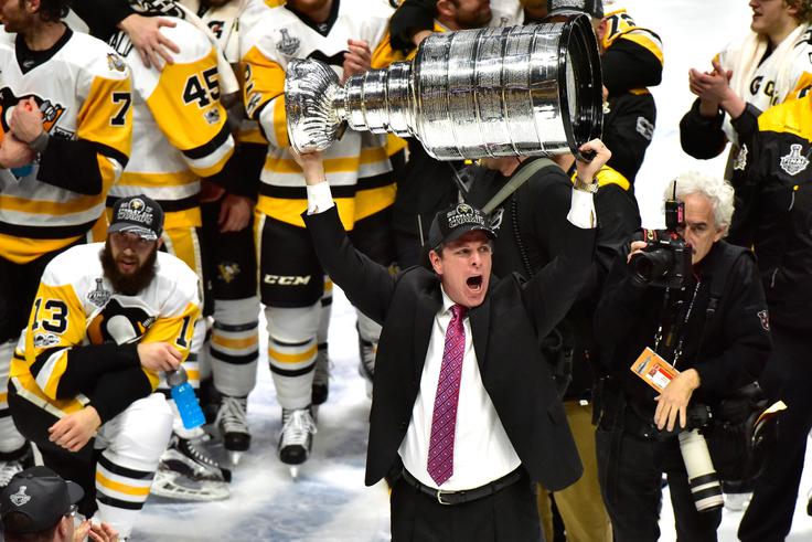 Tako se je leta 2017 veselil Stanleyjevega pokala, zadnja tri leta pa mu ekipe ni uspelo pripeljati v končnico. | Foto: Getty Images