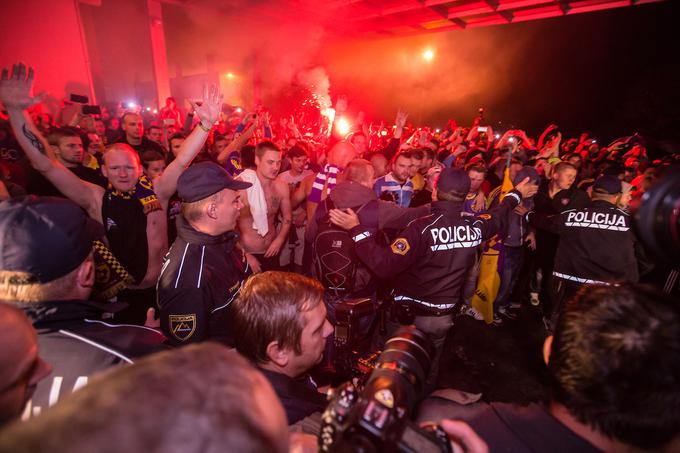 Tako so navijači Maribora  leta 2014 navdušeno pričakali vijolice, ko so se vrnile iz Glasgowa, kjer so si zagotovile nastop v skupinskem delu lige prvakov. | Foto: Sportida