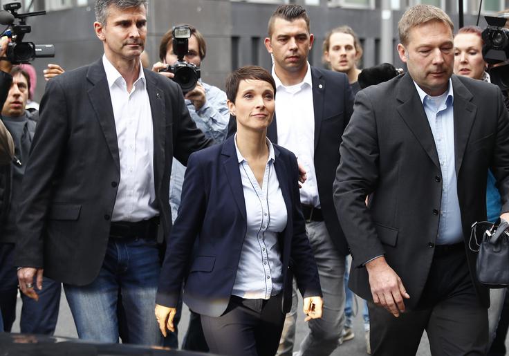 Nemške volitve je zaznamoval tudi uspeh skrajne Alternative za Nemčijo (AfD), ki je postala tretja najmočnejša politična sila v državi. | Foto: Reuters