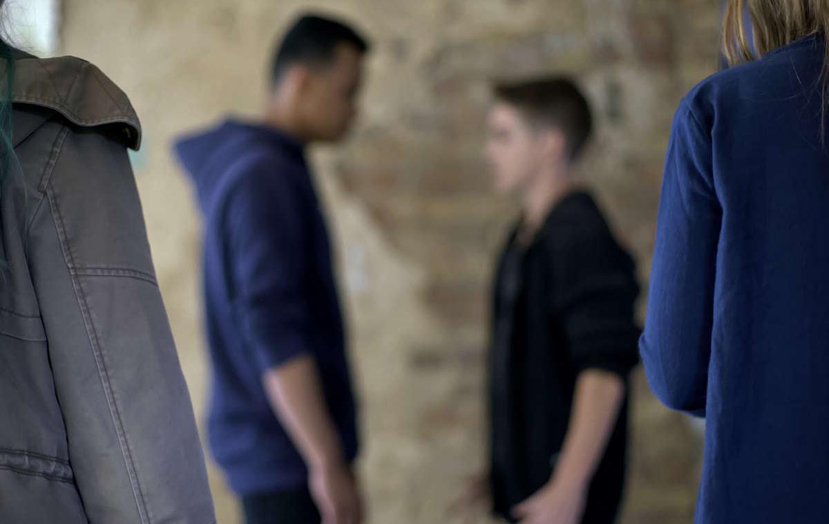 Pretep, ustrahovanje, nasilje | "Fant iz šole ga je takoj udaril v glavo, ko je padel, pa se je spravil nanj in ga začel z vso močjo udarjati v obraz. Udarjal ga je tako silovito, da mu je izbil štiri zobe, zlomil nos in čeljust. Zadnja stvar, ki se je sin spomni - kasneje je izgubil zavest - je, da ga je brcnil v trebuh, kjer ima še zdaj modrico," je za Jutarnji list dogodek opisala pretresena mama dijaka. | Foto Shutterstock