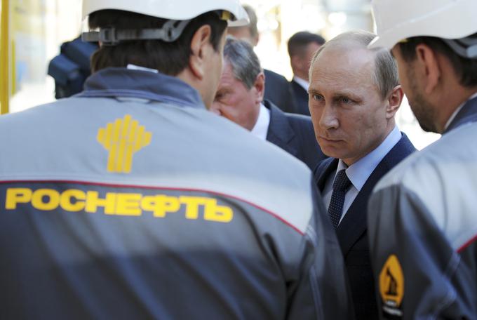 Ruski predsednik Vladimir Putin je oktobra 2013 obiskal rafinerijo Rosnefta v kraju Tuapse. Manj kot dve leti pozneje je tam izbruhnila korupcijska afera. | Foto: Reuters