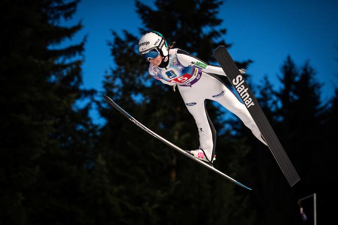 Niki Prevc je uspel izjemen drugi skok in je napredovala za sedem mest. | Foto: Blaž Weindorfer/Sportida