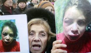 V Kijevu zborovanje v podporo pretepeni novinarki