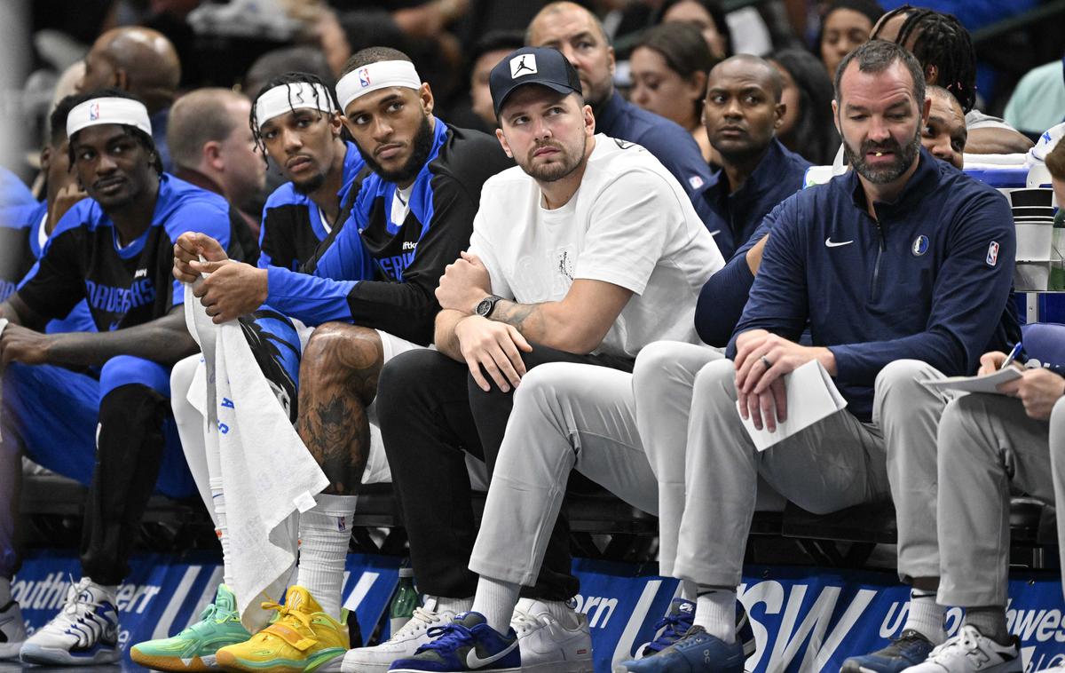 Luka Dončić Dallas Mavericks | Luka Dončić za zdaj pripravljalne tekme Dallasa spremlja s klopi. | Foto Reuters