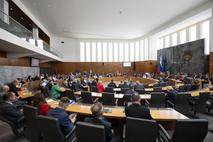 Golob Robert Državni zbor poslanska vprašanja