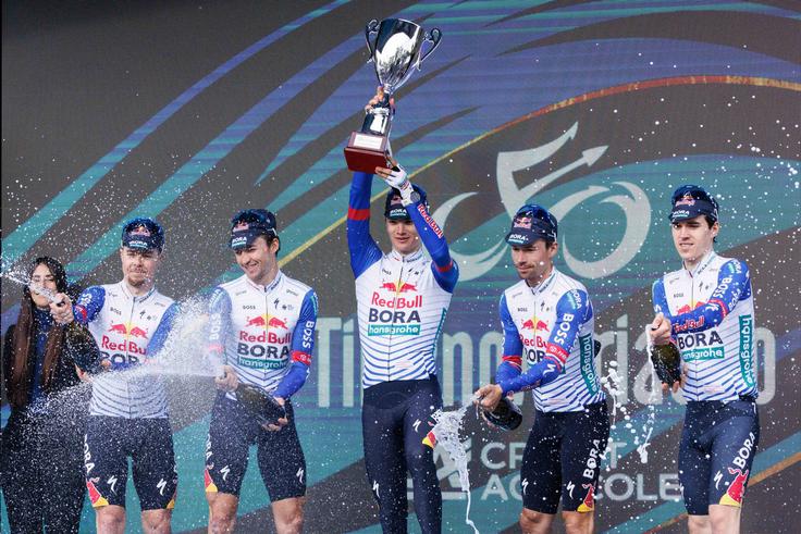 Ekipa Red Bulla skupaj z Janom Tratnikom in Primožem Rogličem je na dirki Tirreno-Adriatico zmagala v razvrstitvi ekip. | Foto: Guliverimage