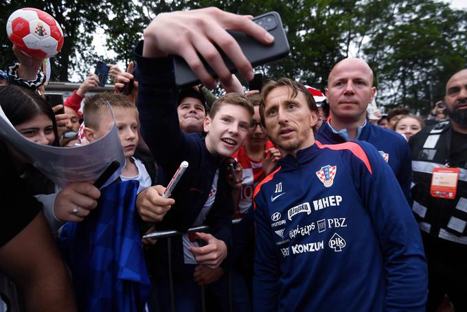 Zmagovalec lige prvakov Luka Modrić se mora navijačev skoraj otepati. | Foto: Guliverimage