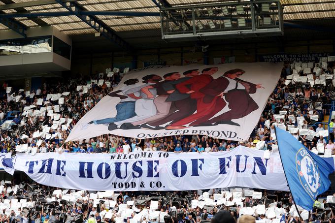 Todd Boehly želi Chelsea vrniti na angleški in evropski vrh. Navijači so mu pripravili dobrodošlico v slogu priljubljene skupine Madness, katere uspešnica "One Step Beyond" zelo pogosto odmeva na Stamford Bridgu. | Foto: Reuters