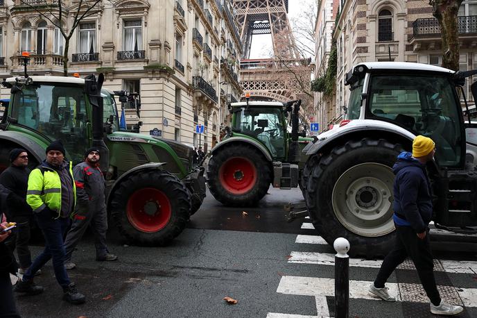kmetje, traktor, Francija, protest, Pariz, EU, sporazum | Francoski kmetje s protestom izražajo nasprotovanje sporazumu med EU in južnoameriškim gospodarskim blokom Mercosur, o katerem so v sredo na neformalnem srečanju govorili kmetijski ministri članic EU, predstavniki držav pa naj bi o njem odločali v petek. | Foto Reuters