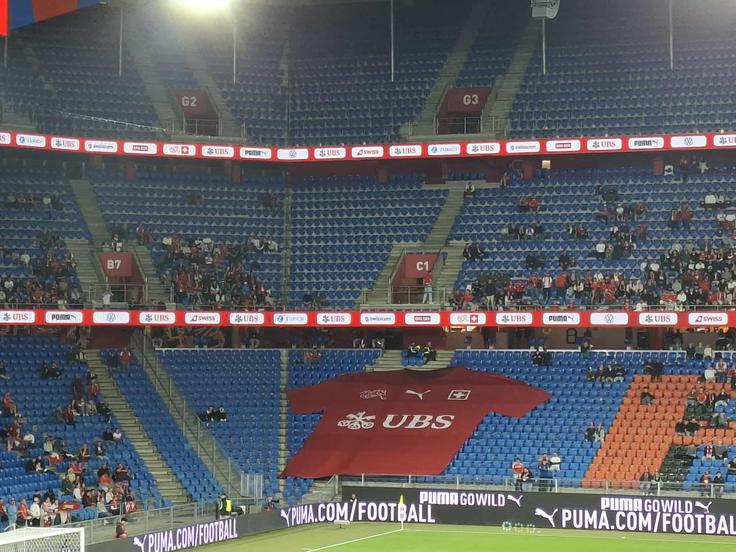 Na tekmi kvalifikacij za SP 2026 med Švico in Slovenijo je bilo v Baslu ogromno stolov brez "lastnika". | Foto: R. P.