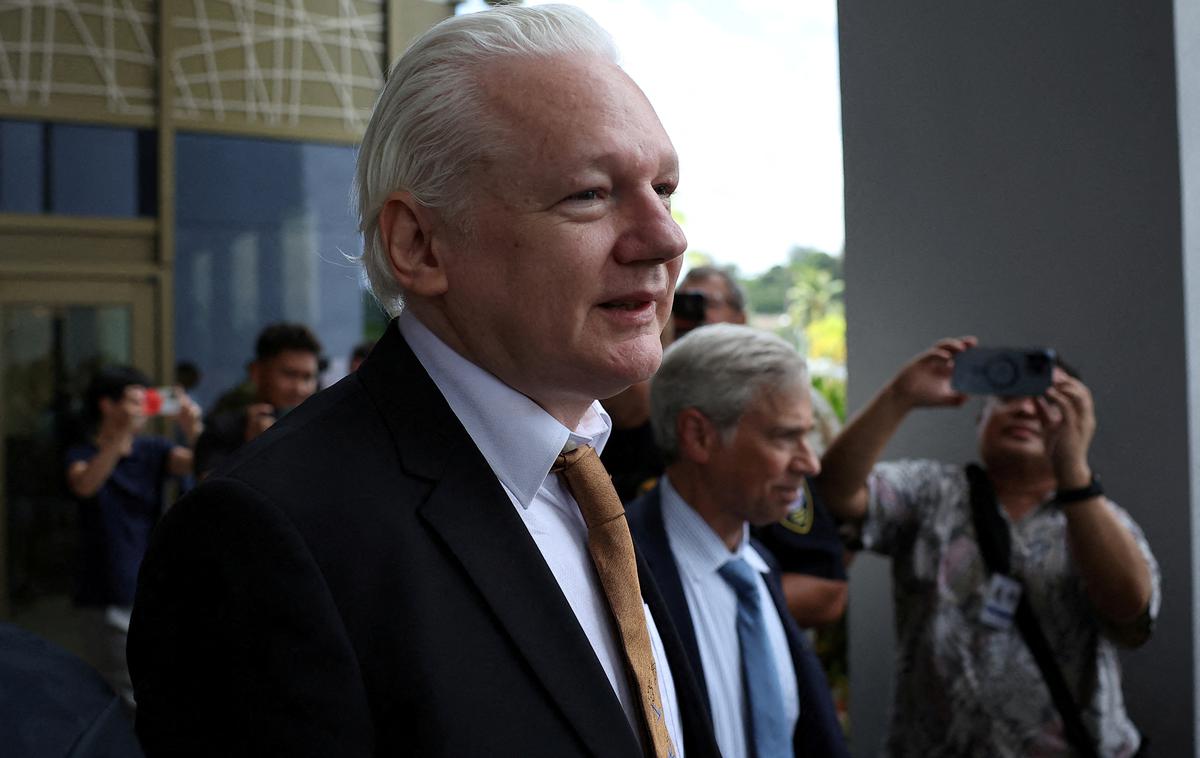 Julian Assange | 52-letni Assange je na Severne Marianske otoke prispel iz Velike Britanije, kjer je bil zadnjih pet let zaprt in se boril proti izročitvi ZDA po tem, ko je dosegel dogovor s pravosodnim ministrstvom ZDA, da mu ne bo treba v ameriški zapor. | Foto Reuters