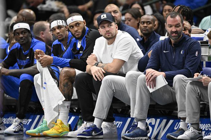 Luka Dončić Dallas Mavericks | Luka Dončić je zaradi manjše poškodbe srečanje spremljal ob parketu. | Foto Reuters