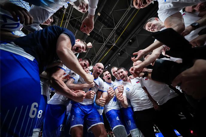 slovenska odbojkarska reprezentanca : Brazilija | Slovenski odbojkarji so prvič na velikih tekmovanjih premagali odbojkarsko velesilo Brazilijo, ostali neporaženi in naredili odločen korak proti olimpijskim igram. | Foto VolleyballWorld