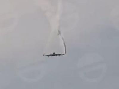 Dramatični posnetki: Natovo letalo pred strmoglavljenjem razpadlo #video