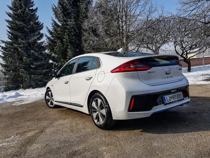 Hyundai ioniq: v Sloveniji lani prodanih več električnih kot priključno hibridnih različic. | Foto: Gašper Pirman