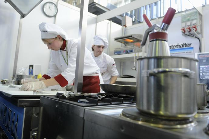 delo v kuhinji | Ekonomisti pri nas že dolgo opozarjajo tudi na to, da se minimalna plača vse bolj približuje povprečni. | Foto STA