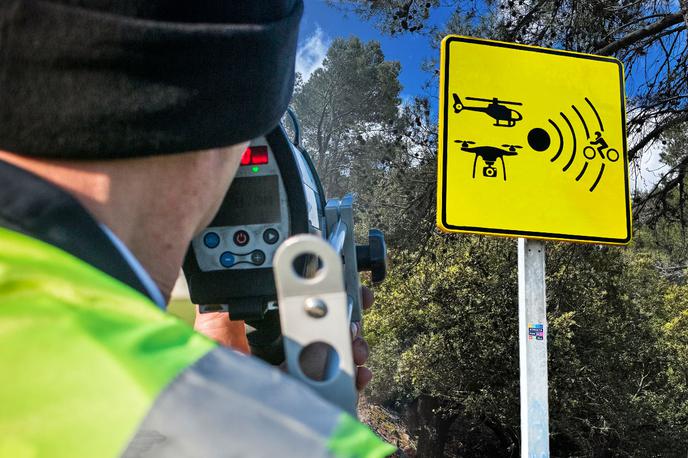 dron znak | V nekaterih državah z droni že nadzirajo promet. Takšen znak lahko vidite v Španiji na Majorki. | Foto J. L.