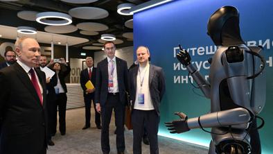 Ruski humanoidni robot zaplesal pred Putinom #video