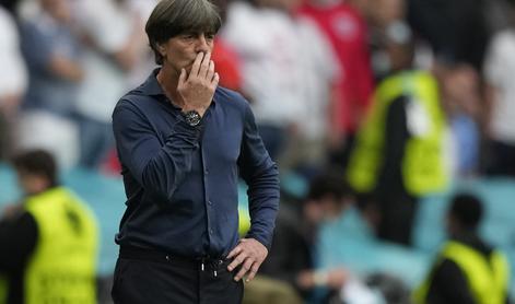 Löw se je znova spozabil. Vrtal si je po nosu, nato okusil smrkelj.