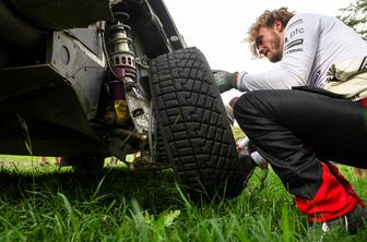 Saj ni res, pa je: v blatnem kaosu odstopili prvi trije #video