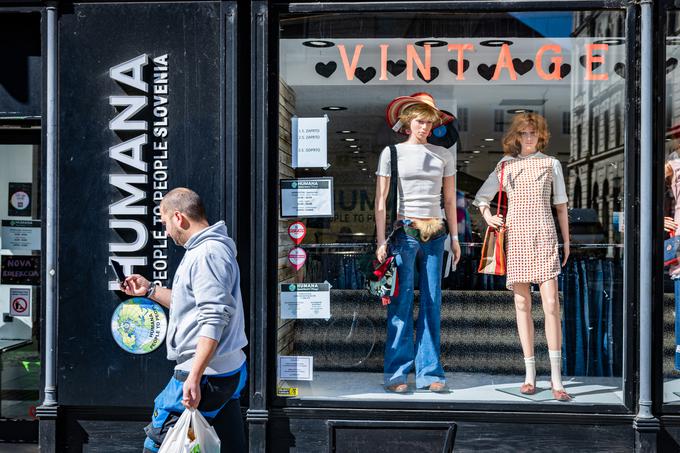 Nakupovanje v trgovinah iz druge roke in vintage trgovinah je v tujini izredno priljubljeno. | Foto: Gaja Hanuna