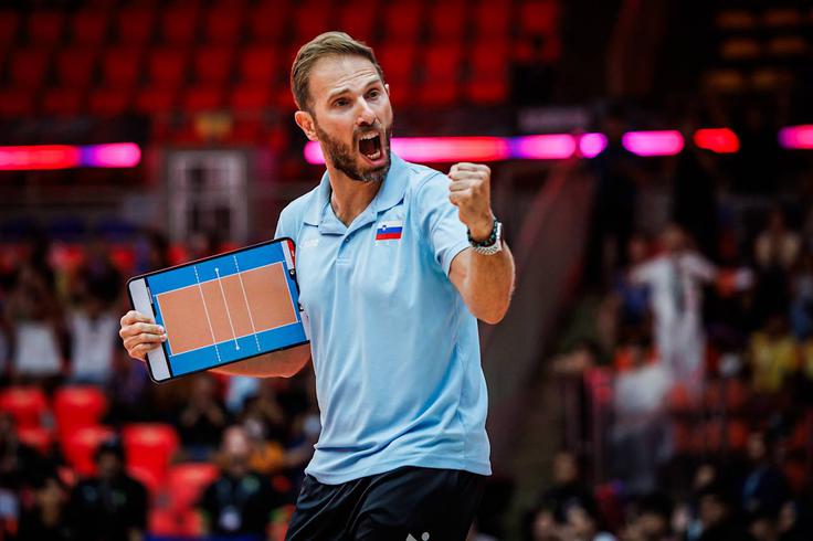"Če sem iskren, sem v sebi nekaj čutil, verjel v to reprezentanco in dekleta ter to tudi delil z ekipo," pravi selektor Alessandro Orefice. | Foto: Volleyball World