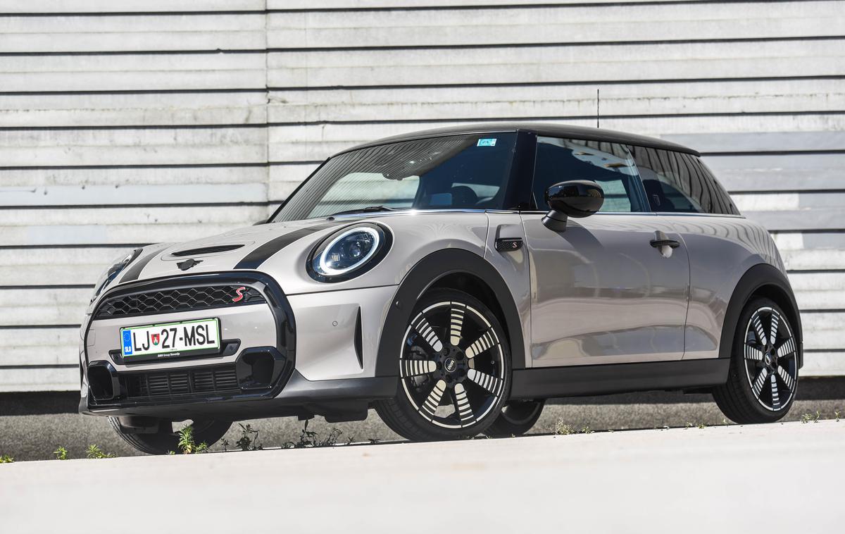 Mini cooper S | Mini cooper S je po vzoru vozil SUV obdan z zaščitnimi plastikami, prav nizko pri tleh pa tudi ni. | Foto Gašper Pirman