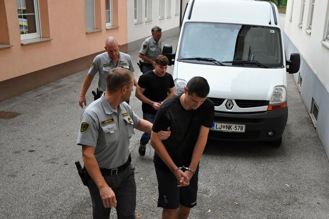 Obsojena Aleš Olovec in Martin Kovač sta prenos pretepa prenašala prek Facebooka. Hudo poškodovani 26-letnik, ki sta ga pretepla, je kasneje umrl v bolnišnici. | Foto: STA ,