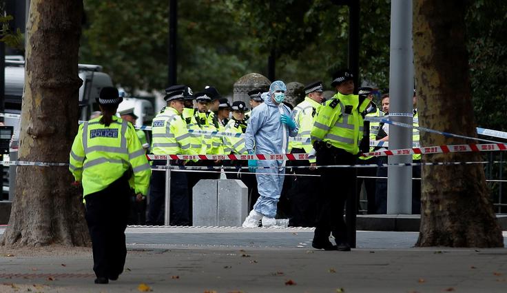 Pripadniki policije v bližini londonskega Prirodoslovnega muzeja. | Foto: 