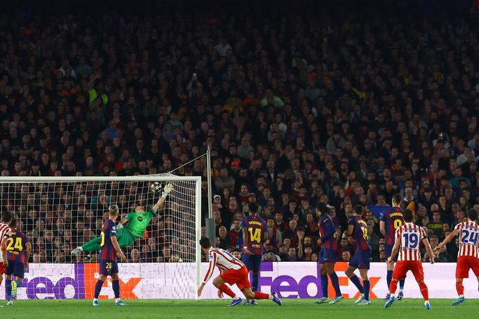 Liga prvakov: Barcelona - Atletico Madrid | Atletico je povedel s prostega strela, na koncu pa zmagal z 2:0. | Foto Reuters
