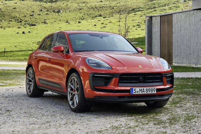 Porssche macan | Macan s prenovo ostaja zvest svoji zunanji podobi, a z večjo močjo pri vseh motornih opcijah, prav tako ostaja eden najbolj športnih predstavnikov svojega razreda. | Foto Porsche