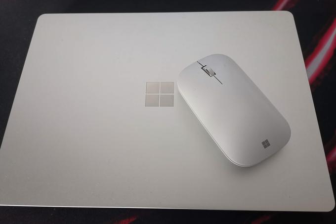 Evropska podružnica Microsofta na Češkem nam je ob prenosnem računalniku poslala tudi tole lično Microsoftovo brezžično miško, ki pa deluje tudi s prenosnimi računalniki drugih znamk, ne le z Microsoftovimi. | Foto: Matic Tomšič