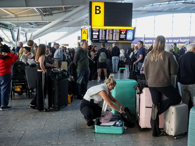Tehnična napaka povzročila kaos na britanskih letališčih