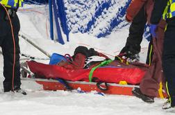 Nov nevaren padec: tekmovalec nepremično obležal v snegu