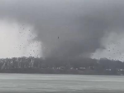 Uničeval je vse pred seboj: v silovitem tornadu umrle štiri osebe #video