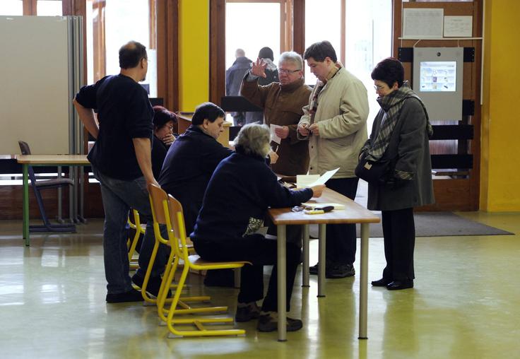 Volivci morajo s seboj na volišče prinesti osebni dokument, pred glasovanjem se morajo podpisati v volilni imenik, nato pa prejmejo glasovnico. | Foto: STA