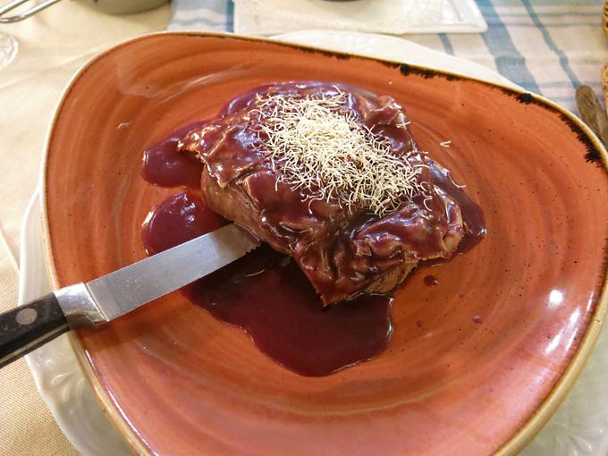 Biftek s pršutom in refoškovo omako | Foto: Miha First