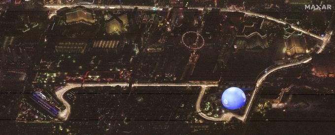 Nočni satelitski posnetek Las Vegasa z osvetljeno progo, ki marsikoga spominja na pujsa. | Foto: Reuters