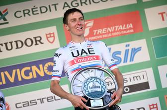 Junak Pogačar poudaril, da je do slavnostnega dviga rok pretrpel veliko