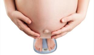 Preveč ali premalo kilogramov med nosečnostjo vpliva na težo potomcev