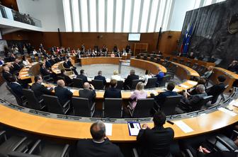 Spremembe financiranja zasebnih osnovnih šol podpirajo samo v vladnih strankah #video