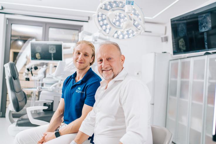 Dr. Martin Trampuš in dr. Zdenko Trampuš, implantologa klinike Ortoimplant DENTAL SPA – združitev več kot 30-letnih izkušenj in sodobnega pristopa nove generacije, ki skupaj ustvarjata napredno, personalizirano implantološko zdravljenje. | Foto: ORTOIMPLANT DENTAL SPA
