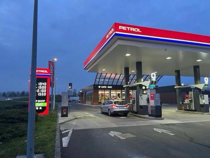 Na Petrolovih črpalkah na Hrvaškem težav z oskrbo z gorivom očitno ni. Fotografijo nam je poslal bralec.  | Foto: Bralec