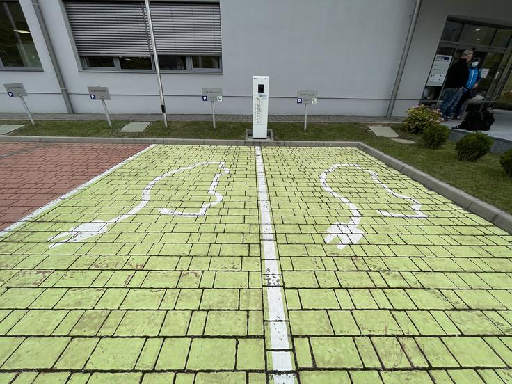 Slovenija sodi med evropske države, ki imajo številčno solidno razvito polnilno infrastrukturo. Večina ljudi prav tako živi v lastniških stanovanjskih objektih, kjer načeloma težav s polnjenjem avtomobilov ni.  | Foto: Gregor Pavšič