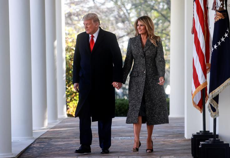 Junija 2018 je Melania sprožila val ogorčenja, ko si je pred obiskom migrantskih otrok dovolila obleči jakno, na kateri je pisalo: "Res mi ni mar, pa vam?" Melania je jakno nosila na letalu in jo pred obiskom Teksasa sicer slekla, ko je odhajala, pa spet oblekla.  | Foto: Reuters
