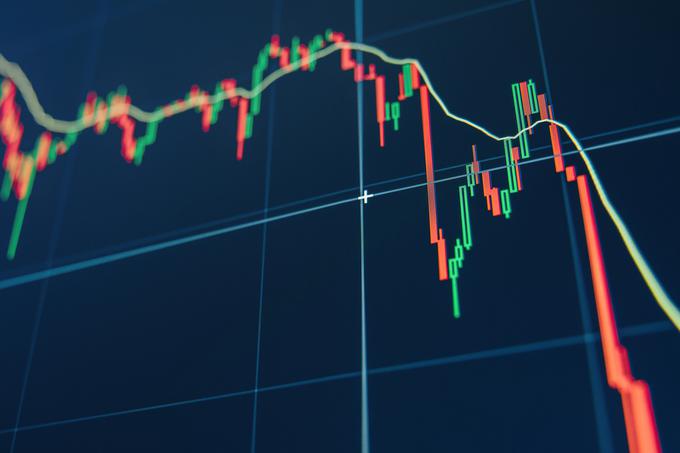 Novonastale kriptovalute oziroma kriptožetoni, ki imajo prepoznavna imena, zelo pogosto predstavljajo tveganje za tako imenovani rug pull. Gre za vrsto investicijske prevare, pri kateri vlagatelji množično nakupujejo kriptovaluto, ker pričakujejo, da bo njena cena izrazito narasla, nato pa snovalec kriptovalute nenadoma proda svoje celotno imetje. S tem povzroči nenaden strm padec cene in vlagateljem "spodnese tla pod nogami", saj se vrednost njihovih naložb hitro izredno zmanjša. Dodatne izgube jim povzroči skoraj zagotovljeni učinek domin, saj se vlagatelji v strahu pred nadaljnjimi padci cene kriptovalute odločijo za prodajo svojega portfelja, kar pomeni dodaten negativni pritisk na ceno kriptovalute.  | Foto: Shutterstock